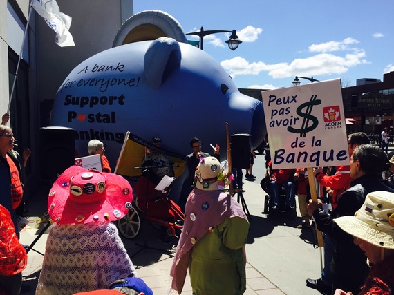 Rassemblement en faveur de la banque postale tenu à Ottawa le 5 mai 2016. Rassemblement en faveur de la banque postale tenu à Ottawa le 5 mai 2016.
