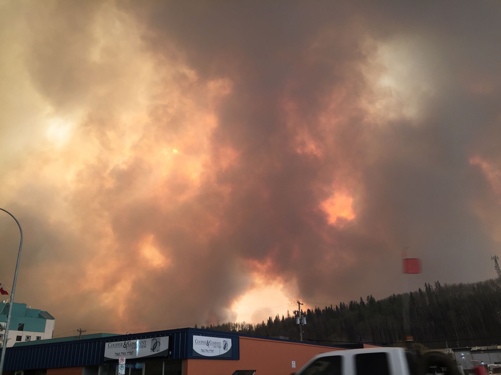 Fort McMurray cernée par les flammes. Photo prise par Heather Cowan-Haskett, une consœur du STTP.